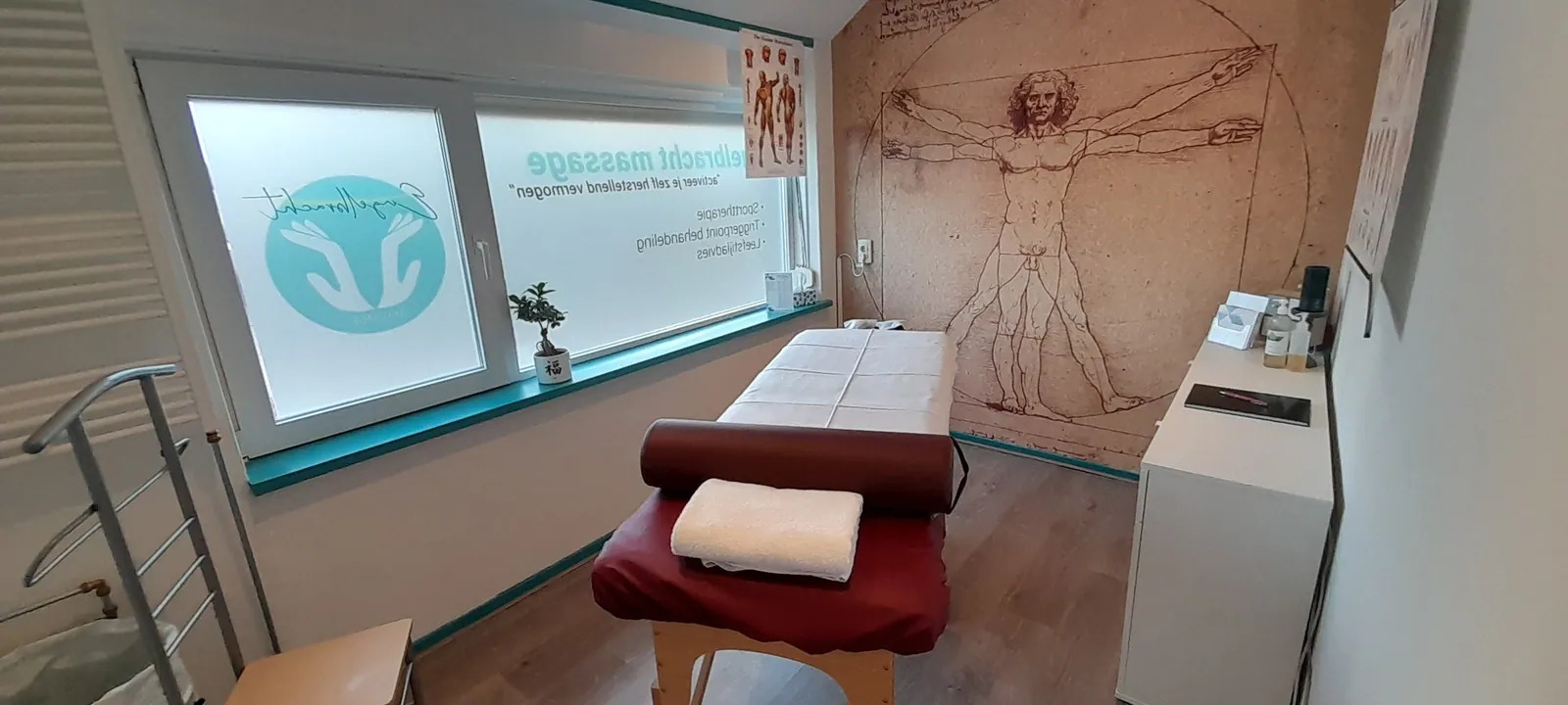 De lichte behandelruimte van Engelbracht therapie met massagetafel