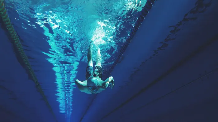 Zwemmer onder water in een zwembad